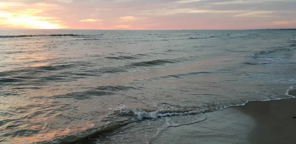 Baltık Denizi plaj, deniz, kıyı şeridi günbatımı yaz akşamları sırasında. 