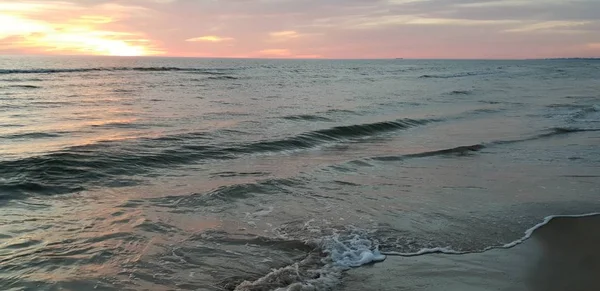 Baltık Denizi plaj, deniz, kıyı şeridi günbatımı yaz akşamları sırasında. 