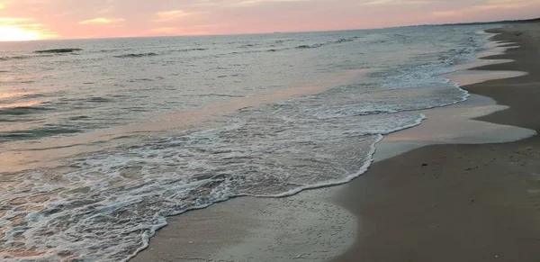 バルト海のビーチ 夏の夜に日没時に海岸線 — ストック写真