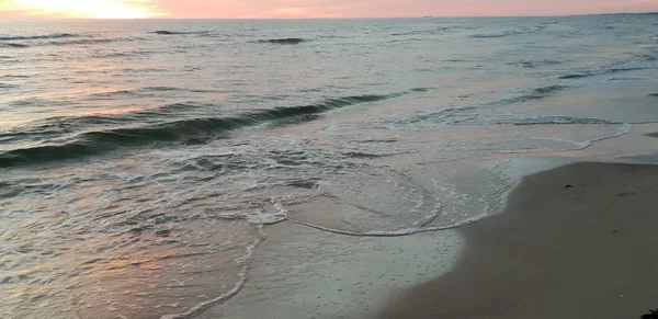 バルト海のビーチ 夏の夜に日没時に海岸線 — ストック写真