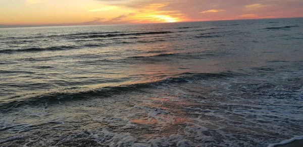 バルト海のビーチ 夏の夜に日没時に海岸線 — ストック写真