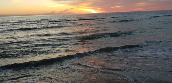 夏季黄昏时分的波罗的海海滩 海岸线 — 图库照片