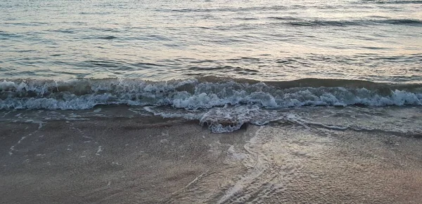 バルト海のビーチ 夏の夜に日没時に海岸線 — ストック写真