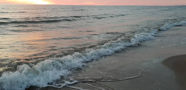 Baltık Denizi plaj, deniz, kıyı şeridi günbatımı yaz akşamları sırasında. 