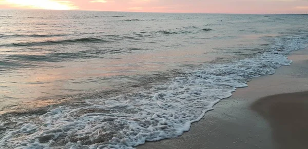 夏季黄昏时分的波罗的海海滩 海岸线 — 图库照片