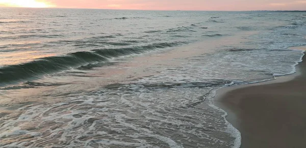 夏季黄昏时分的波罗的海海滩 海岸线 — 图库照片