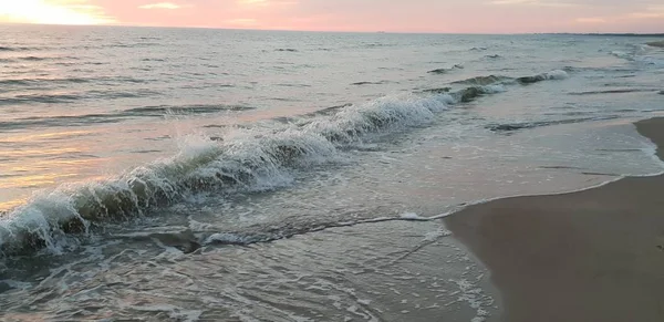 夏季黄昏时分的波罗的海海滩 海岸线 — 图库照片