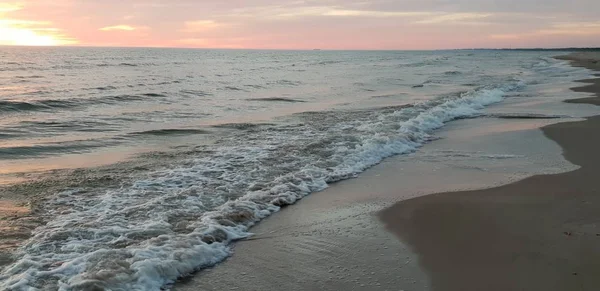 夏季黄昏时分的波罗的海海滩 海岸线 — 图库照片