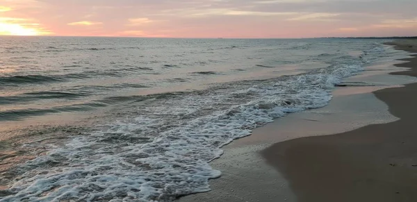 Baltık Denizi plaj, deniz, kıyı şeridi günbatımı yaz akşamları sırasında. 