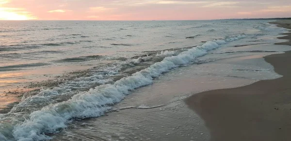 夏季黄昏时分的波罗的海海滩 海岸线 — 图库照片