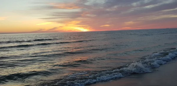 Baltık Denizi plaj, deniz, kıyı şeridi günbatımı yaz akşamları sırasında. 