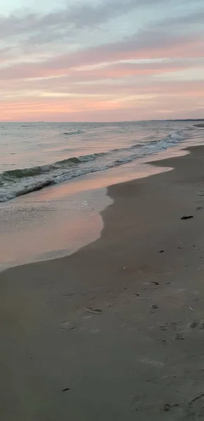 夏季黄昏时分的波罗的海海滩 海岸线 — 图库照片