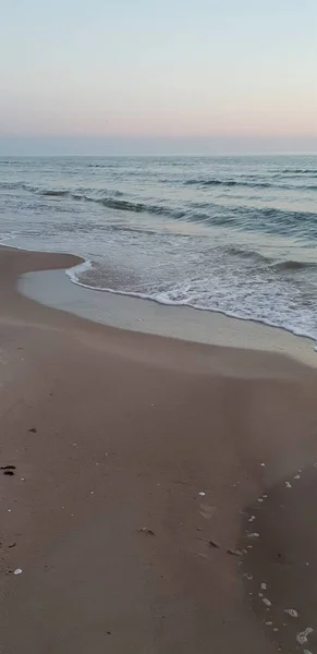 Baltık Denizi Plaj Deniz Kıyı Şeridi Günbatımı Yaz Akşamları Sırasında — Stok fotoğraf