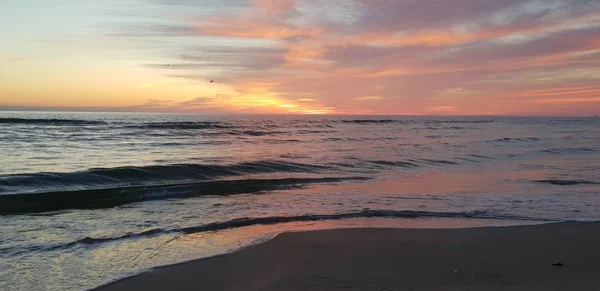 夏季黄昏时分的波罗的海海滩 海岸线 — 图库照片