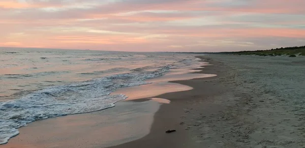 夏季黄昏时分的波罗的海海滩 海岸线 — 图库照片