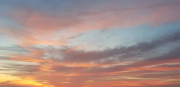 Beau Ciel Rouge Bleu Avec Des Nuages Sur Plage Mer — Photo