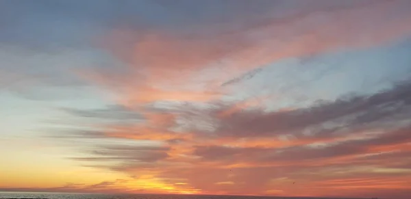 Beau Ciel Rouge Bleu Avec Des Nuages Sur Plage Mer — Photo