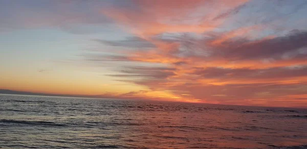 バルト海のビーチ 夏の夜に日没時に海岸線 — ストック写真