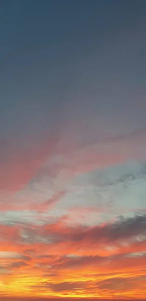 Bellissimo Cielo Rosso Blu Con Nuvole Nella Spiaggia Del Mar — Foto Stock