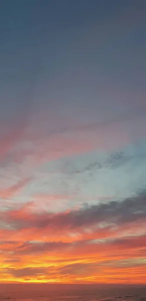 Beau Ciel Rouge Bleu Avec Des Nuages Sur Plage Mer — Photo