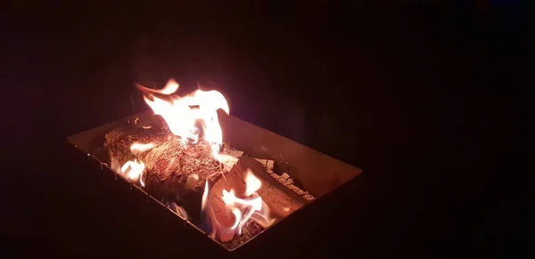 篝火在夜间燃烧 — 图库照片