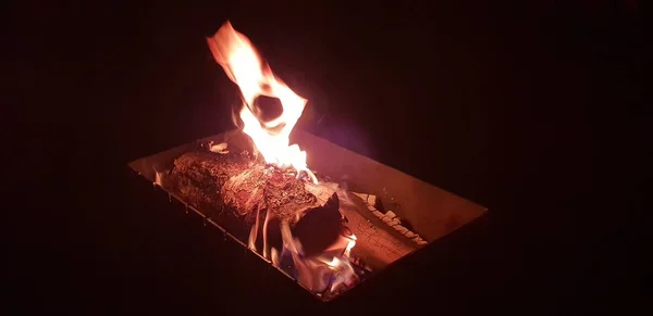 篝火在夜间燃烧 — 图库照片