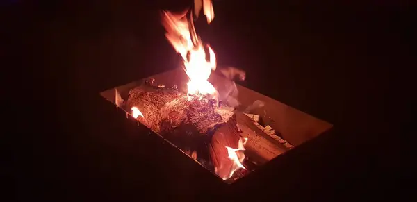Dün Gece Kamp Ateşi Yanıyor — Stok fotoğraf