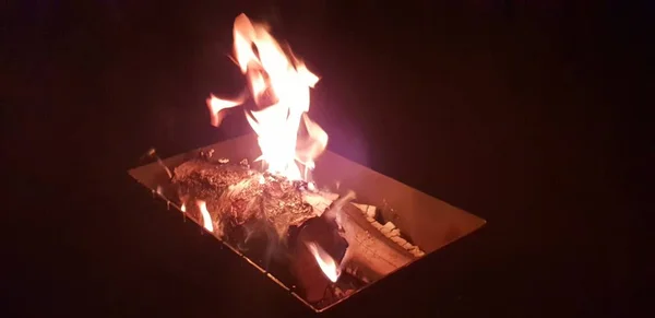 キャンプファイヤーは燃えている夜の間に — ストック写真