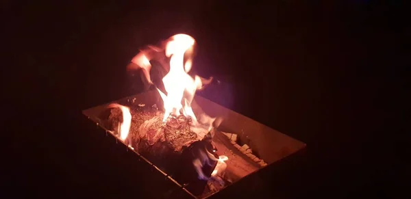 Πυρά Προσκόπων Είναι Στην Πυρκαγιά Κατά Διάρκεια Της Νύχτας — Φωτογραφία Αρχείου