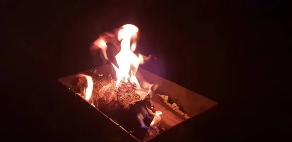 Fogueira Está Chamas Durante Noite — Fotografia de Stock