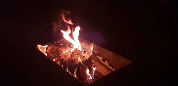 キャンプファイヤーは燃えている夜の間に — ストック写真