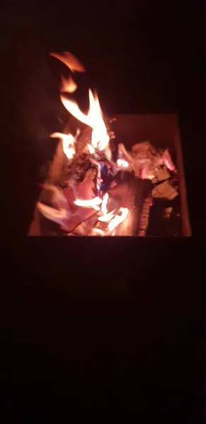 Πυρά Προσκόπων Είναι Στην Πυρκαγιά Κατά Διάρκεια Της Νύχτας — Φωτογραφία Αρχείου