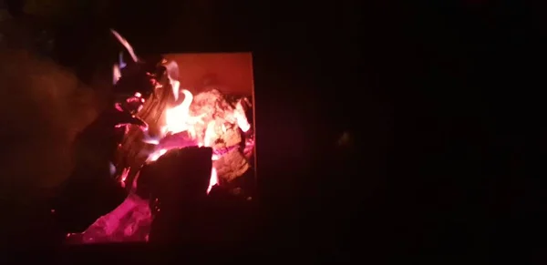 Lagerfeuer Brennt Der Nacht — Stockfoto