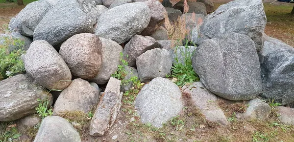 Schöne Große Steinhaufen Die Auf Dem Boden Wald Liegen Hintergrund — Stockfoto