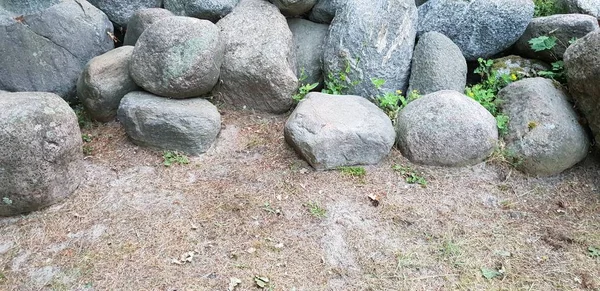 Schöne Große Steinhaufen Die Auf Dem Boden Wald Liegen Hintergrund — Stockfoto