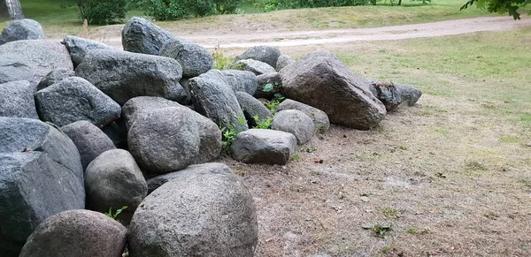 Schöne Große Steinhaufen Die Auf Dem Boden Wald Liegen Hintergrund — Stockfoto