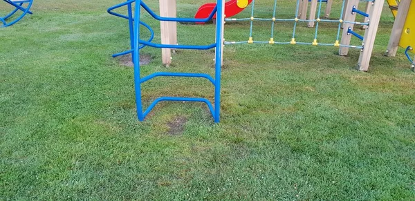 Renkli çocuk oyun alanı açık havada