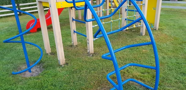 Renkli çocuk oyun alanı açık havada