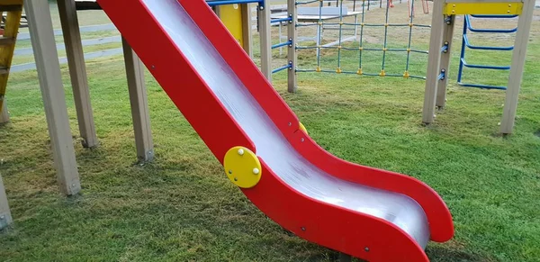 Renkli çocuk oyun alanı açık havada