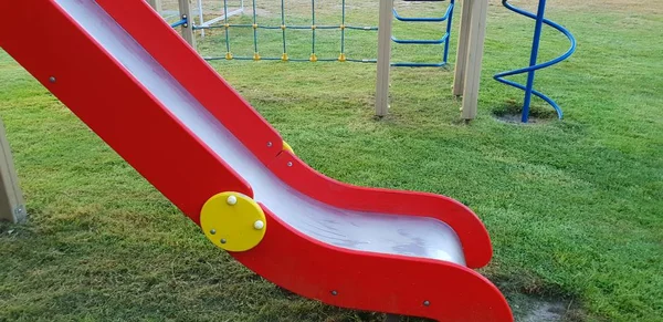 Renkli çocuk oyun alanı açık havada