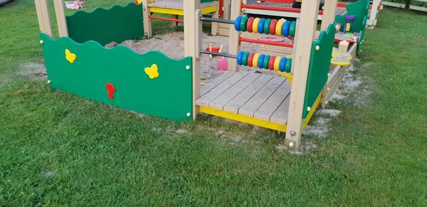 Kolorowy Plac Zabaw Dla Dzieci Zewnątrz — Zdjęcie stockowe