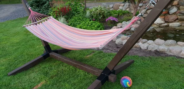 美丽的吊床准备在夏季放松和休闲 — 图库照片