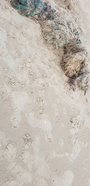 Старая Рыбацкая Сеть Лежит Песке Пляже — стоковое фото
