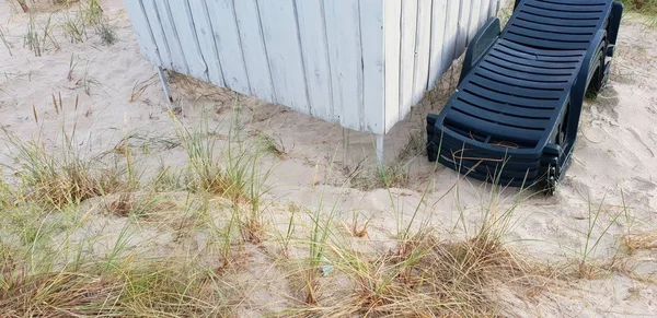 Güneşlenme yatakları soyunma yakındaki Baltık Denizi Beach döşeme yığılmış.