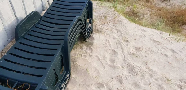 Gestapelte Sonnenliegen Ostseestrand Der Nähe Der Umkleidekabine — Stockfoto