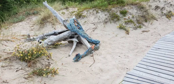 Sahilde kum yere döşeme deniz ip