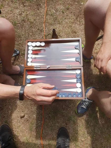 İki oyuncu masa oyunu tavla oynamak