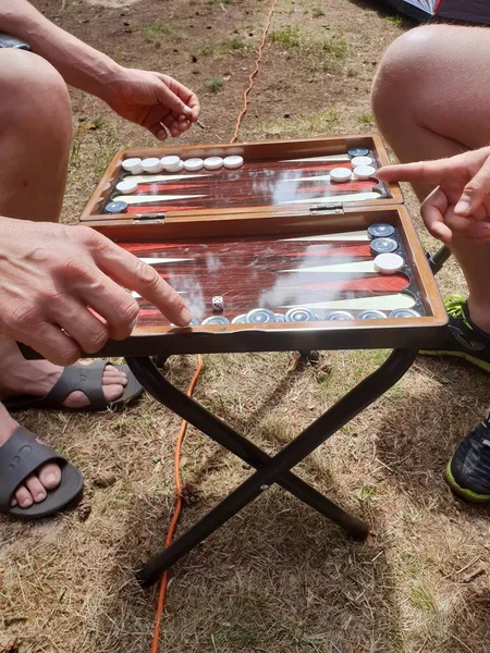 İki oyuncu masa oyunu tavla oynamak