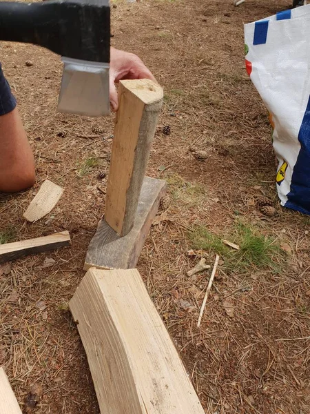 Está Preparando Leña Para Fuego Preparación Palos Madera Para Encender — Foto de Stock