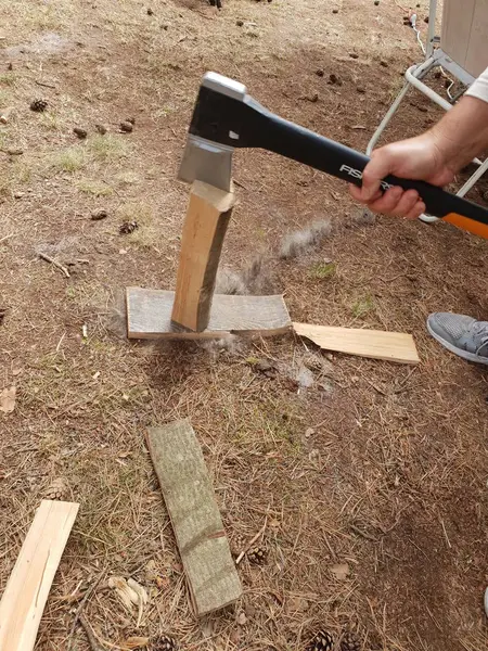 Está Preparando Leña Para Fuego Preparación Palos Madera Para Encender — Foto de Stock